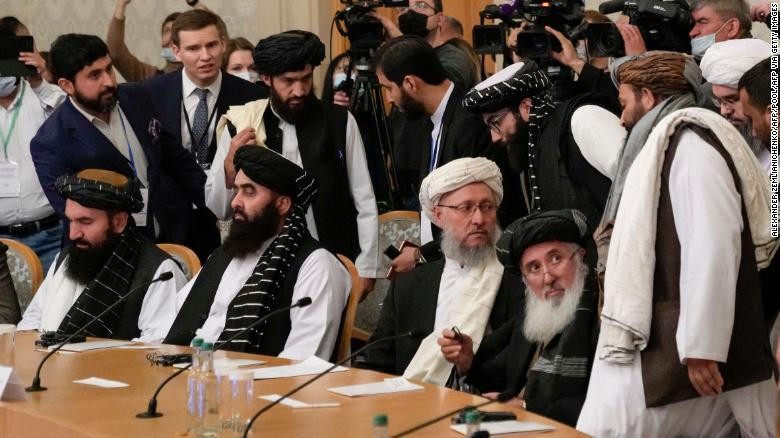 Phó Thủ tướng chính phủ lâm thời của Afghanistan Abdul Salam Hanafi (giữa) và các thành viên của phái đoàn Taliban tham dự hội nghị quốc tế về Afghanistan tại Moscow hôm 20/10. Ảnh: CNN