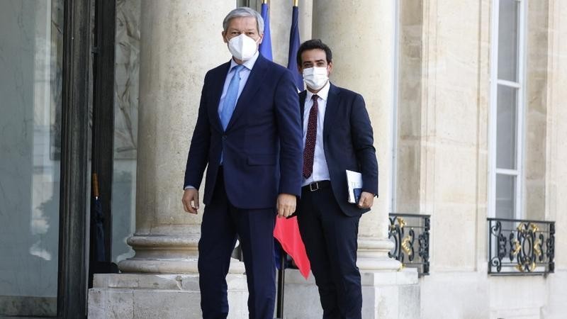 Dacian Ciolos (trái), Chủ tịch mới của Liên minh Save Romania (USR) và ông Stephane Sejourne (phải), thành viên Nghị viện châu Âu, đến cuộc gặp với Tổng thống Pháp tại Điện Elysee ở Paris vào ngày 6/9/2021. Ảnh: AFP