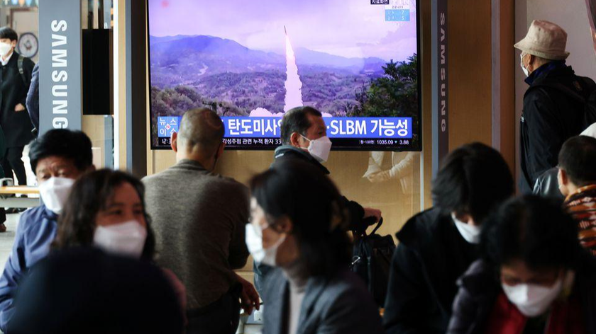 Người dân Hàn Quốc xem bản tin về việc Triều Tiên bắn một tên lửa đạn đạo ngoài khơi bờ biển phía đông ở Seoul, Hàn Quốc, ngày 19/10/2021. Ảnh: Reuters