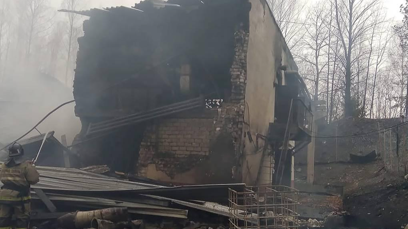 Hiện trường vụ nổ và cháy tại nhà máy thuốc súng ở Ryazan. Ảnh: Bộ Tình trạng khẩn cấp Nga/TASS