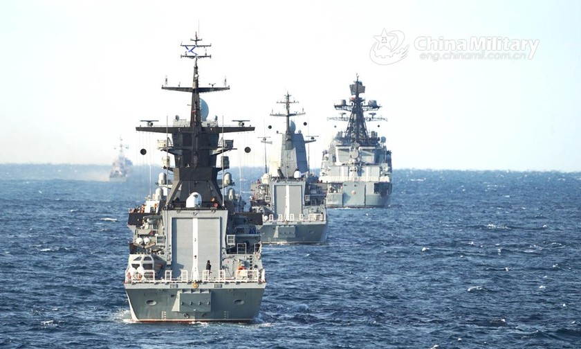 Các tàu chiến Trung Quốc và Nga quá cảnh khu vực biển được khai thác mô phỏng trong cuộc tập trận hải quân chung Sea-2021 vào sáng 15/10/2021. Ảnh: Global Times