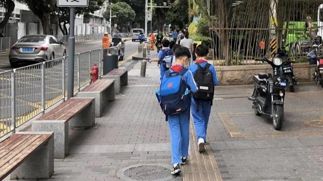Trẻ em rời trường học ở khu Shekou của Thâm Quyến, tỉnh Quảng Đông, Trung Quốc ngày 20/10/2021. Ảnh: Reuters