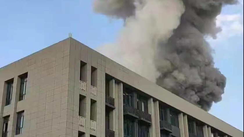 Cột khói bốc lên sau vụ nổ phòng thí nghiệm tại Đại học Hàng không và Du hành vũ trụ Nam Kinh. Ảnh: Weibo