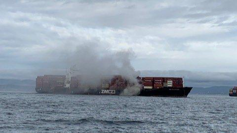 Khói bốc lên từ ngọn lửa trên tàu container ZIM Kingston ở vùng biển ngoài khơi Victoria, British Columbia, Canada, ngày 23/10/2021. Ảnh: Reuters