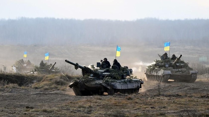 Xe tăng Ukraine trong một cuộc tập trận của lính dù diễn ra ở vùng Zhytomyr. Ảnh: AFP