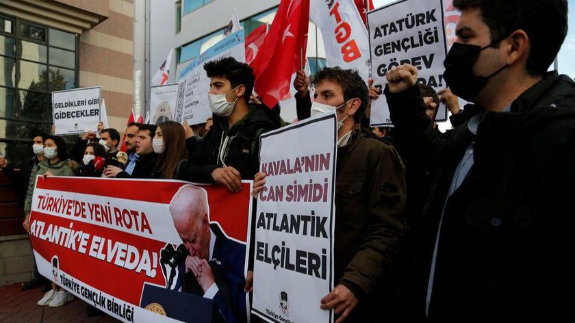 Các thành viên của Đoàn Thanh niên Thổ Nhĩ Kỳ (TGB) tập hợp để ủng hộ lời kêu gọi của Tổng thống Tayyip Erdogan trục xuất đại sứ của 10 đồng minh phương Tây trước Đại sứ quán Hoa Kỳ ở Ankara, Thổ Nhĩ Kỳ ngày 25/10/2021. Biểu ngữ viết, "Đại sứ của các nước Đại Tây Dương là phao cứu sinh của Kavala". Ảnh: Reuters 