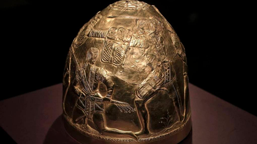  Chiếc mũ bảo hiểm bằng vàng nguyên khối của người Scythia được trưng bày trong Triển lãm "Crimea - Vàng và Bí mật của Biển Đen", tại Bảo tàng Allard Pierson (Hà Lan). Ảnh: AP