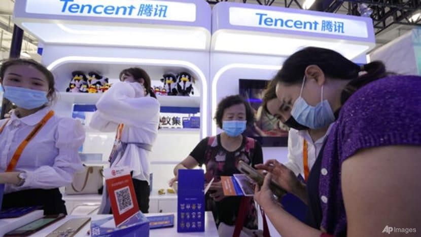 Khách hàng tại gian hàng Tencent trong Hội chợ Thương mại Dịch vụ Quốc tế Trung Quốc (CIFTIS) ở Bắc Kinh ngày 6/9/2021. Ảnh: AP