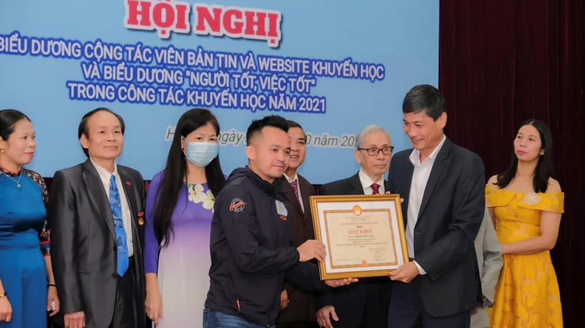 SV Nguyễn Đình Toàn được Hội Khuyến học Thành phố Hà Nội biểu dương.