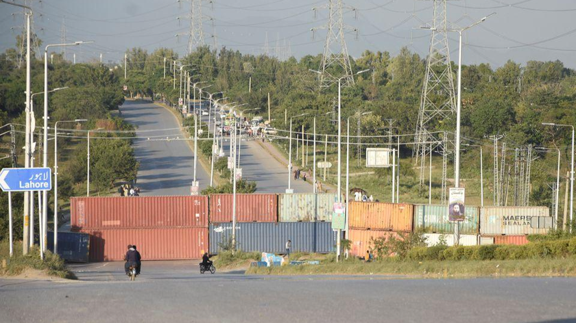 Các container vận chuyển chặn trên đường cao tốc để ngăn chặn cuộc biểu tình của TLP ngày 27/10/2021. Ảnh: Reuters