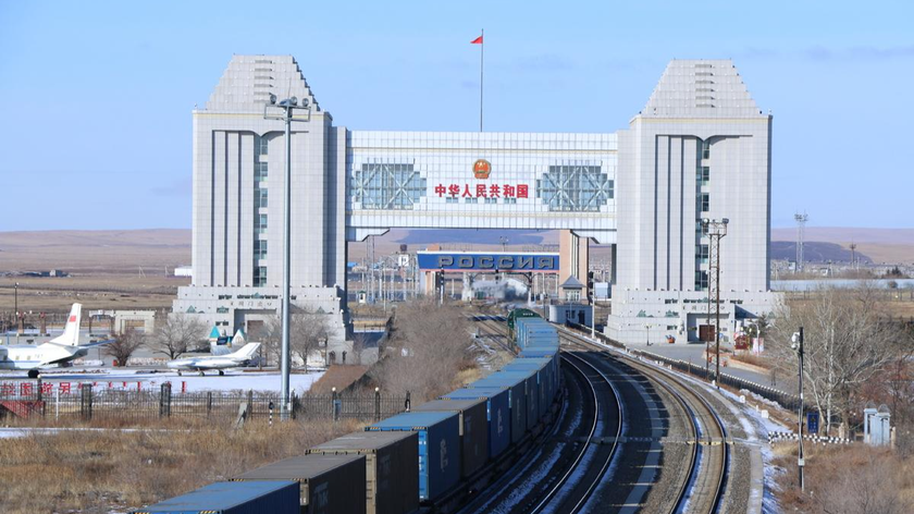 Một đoàn tàu chở hàng chạy qua cổng quốc gia ở Mãn Châu Lý, khu tự trị Nội Mông, Bắc Trung Quốc, ngày 8/1/2021. Ảnh: Tân Hoa xã