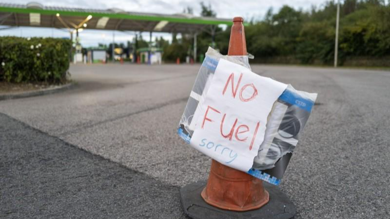 Biển báo hết nhiên liệu ở một trạm xăng tại Cardiff, Wales (Anh) vào ngày 26/9/2021. Ảnh: Getty Images