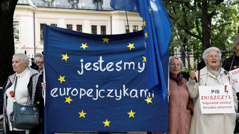 Biểu tình trước tòa nhà Tòa án Hiến pháp ở Warsaw, Ba Lan ngày 22/9/2021 khi Tòa án Hiến pháp Ba Lan ra phán quyết về việc một số điều khoản của các Hiệp ước EU phải tuân thủ Hiến pháp Ba Lan. Ảnh: Reuters