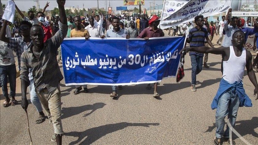 Các nhóm ủng hộ quân đội biểu tìnhđòi giải tán chính phủ ở thủ đô Khartoum, Sudan vào ngày 21/10/2021. Ảnh: Hãng thông tấn Anadolu phát qua 