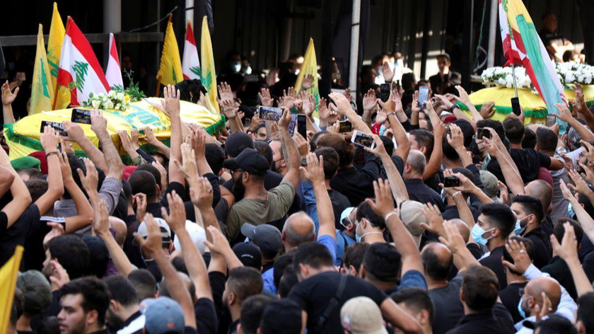 Những người ủng hộ Hezbollah của Lebanon khiêng quan tài của một người đã bị giết trong bạo lực ở Beirut trong lễ tang ở ngoại ô phía nam Beirut, Lebanon ngày 15/10/2021. Ảnh: Reuters