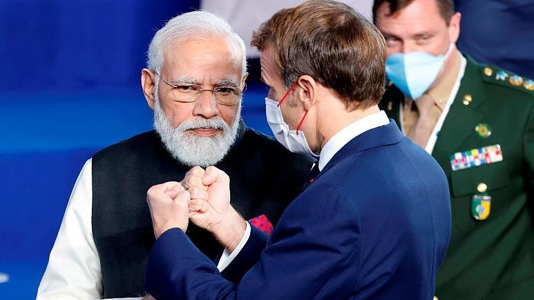 Tổng thống Pháp Emmanuel Macron (phải) nói chuyện với Thủ tướng Ấn Độ Narendra Modi bên lề Hội nghị thượng đỉnh G20. Ảnh: Pool qua AP
