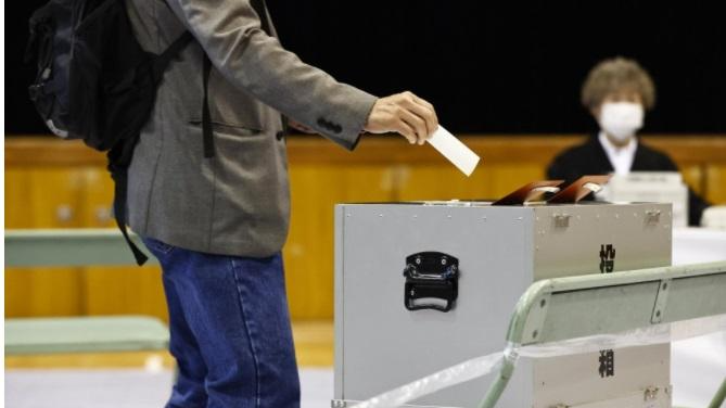 Cử tri bỏ phiếu trong cuộc tổng tuyển cử bầu cử Hạ viện ở Osaka vào ngày 31/10/2021. (Kyodo). Ảnh: Kyodo