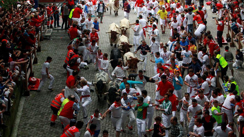 Lễ hội chạy đua với bò tót Torrestrella trong lễ hội San Fermin ở Pamplona. Ảnh: Reuters (chụp ngày 7/7/2014)
