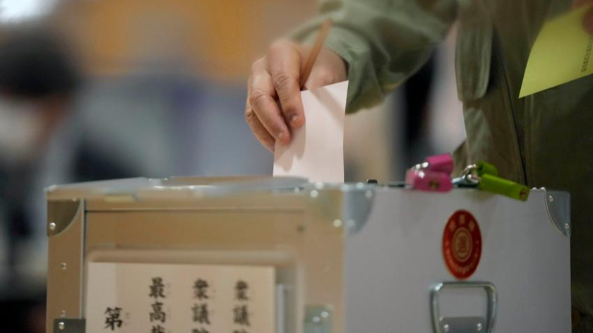 Một cử tri bỏ phiếu trong cuộc bầu cử hạ viện tại một điểm bỏ phiếu ở Tokyo hôm 31/10/2021. Ảnh: AP