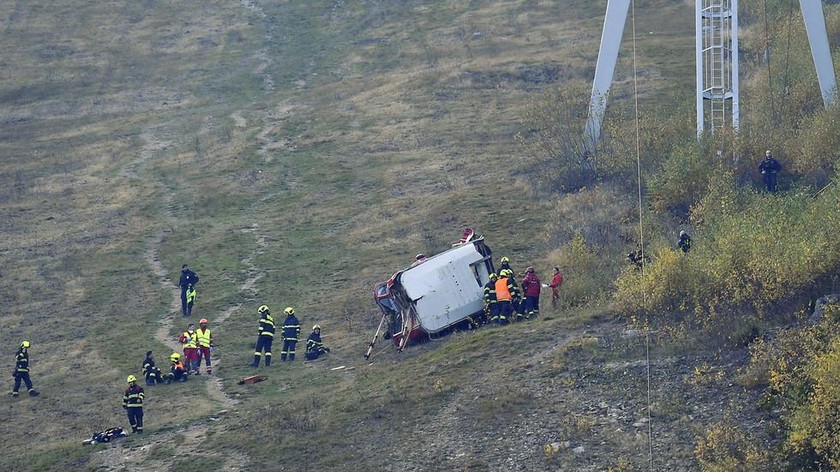 Lực lượng cứu hộ làm việc tại hiện trường cabin cáp treo bị rơi dưới núi Jested ở Liberec, Cộng hòa Czech ngày 31/10/2021. Ảnh: Global Look Press/CTK