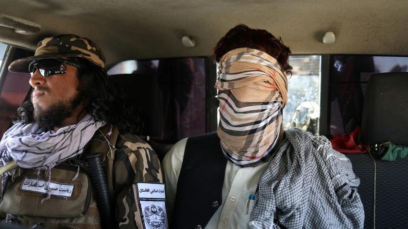 Một thành viên IS (bịt mắt) bị Lực lượng Đặc nhiệm Taliban ở Kabul, Afghanistan, ngày 5/9/2021. Ảnh: Reuters / WANA