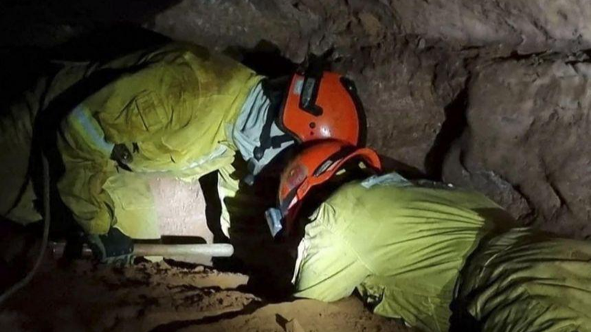 Lính cứu hỏa nỗ lực giải cứu những đồng nghiệp bị chôn vùi trong vụ sập hang ở Altinopolis, Brazil, vào ngày 31/10/2021. Ảnh: AFP