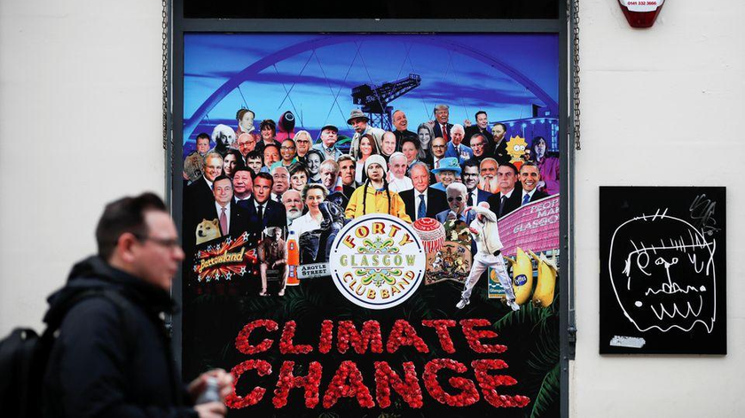 Poster bên ngoài 1 cửa hàng tại ở Glasgow, Scotland, Anh - nơi diễn ra COP26. Ảnh: Reuters (chụp ngày 1/11/2021)
