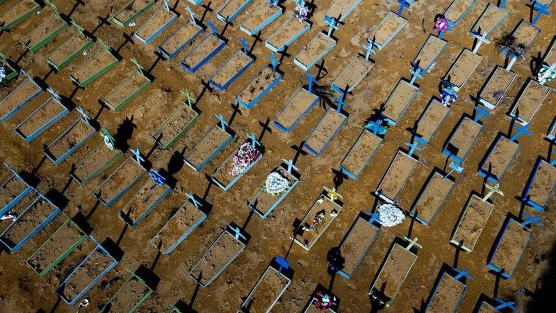 Khu mộ của các nạn nhân COVID-19 tại nghĩa trang Nossa Senhora Aparecida ở Manaus, bang Amazonas, Brazil. Ảnh: AFP (chụp ngày 15/4/2021)