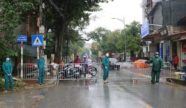 Nhiều tổ dân phố tại thị trấn Quốc Oai (Hà Nội) bị phong tỏa để phòng, chống dịch COVID-19. Ảnh: VGP