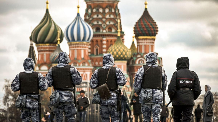 Cảnh sát Nga và Vệ binh Quốc gia tuần tra Quảng trường Đỏ ở Moscow vào ngày 20/10/2021. Ảnh: AFP/Getty Images
