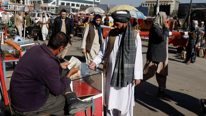 Một đại lý thu đổi ngoại tệ ở Kabul, Afghanistan. Ảnh: Reuters (chụp ngày 24/10/2021)