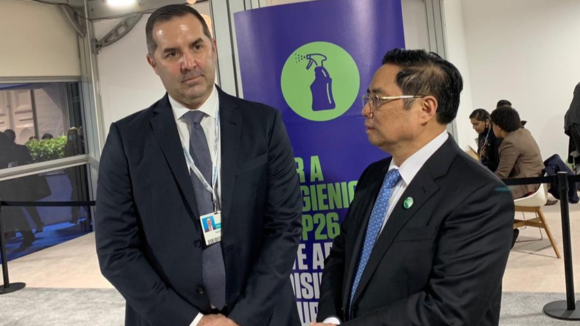 Thủ tướng Chính phủ Phạm Minh Chính và ông Noel Kinder, Giám đốc phát triển bền vững Tập đoàn Nike. Ảnh: VGP