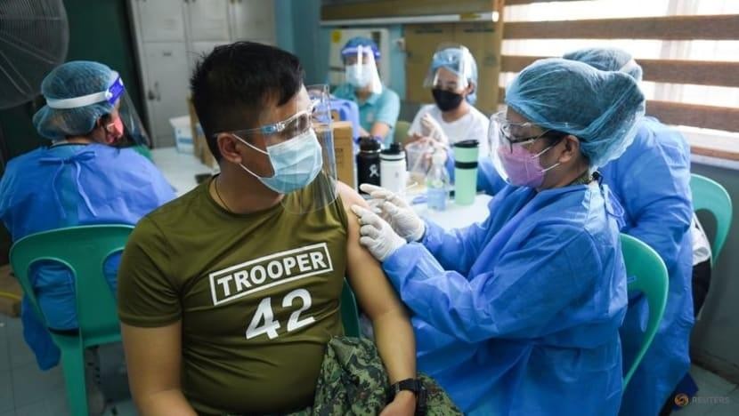 Một sĩ quan cảnh sát nhận tiêm vaccine COVID-19 đầu tiên trong Chương trình tiêm chủng tại Cảng cá Navotas, ở thành phố Navotas, Metro Manila, Philippines, ngày 10/6/2021. Ảnh: Reuters