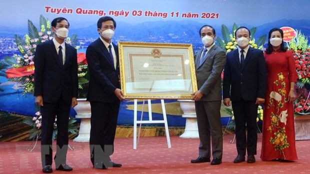 Bí thư Tỉnh ủy Tuyên Quang Chẩu Văn Lâm (thứ 3 bên phải) trao Quyết định của Thủ tướng Chính phủ công nhận thành phố Tuyên Quang hoàn thành nhiệm vụ xây dựng nông thôn mới năm 2020. Ảnh: TTXVN