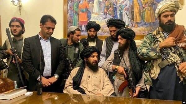 Chỉ huy chủ chốt của Taliban Mullavi Hamdullah Mukhles (áo trắng) được cho là thiệt mạng trong vụ tấn công kép ở Kabul ngày 2/11/2021. Ảnh; Khaamar Press