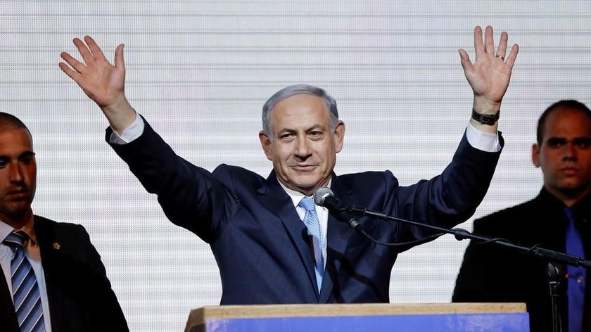Ông Benjamin Netanyahu vẫy tay chào những người ủng hộ tại trụ sở đảng ở Tel Aviv ngày 18/3/2015 khi ông là Thủ tướng Israel. Ảnh: Reuters