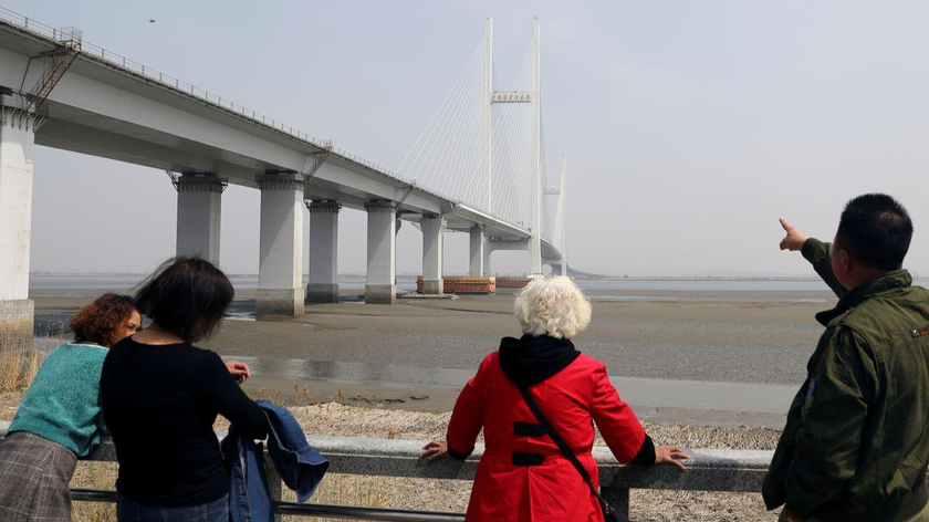 Cầu sông Áp Lục mới được thiết kế để kết nối Khu mới Đan Đông (Liêu Ninh, Trung Quốc) và tỉnh Sinuiju (Triều Tiên). Ảnh: Reuters (chụp ngày 20/4/2021)