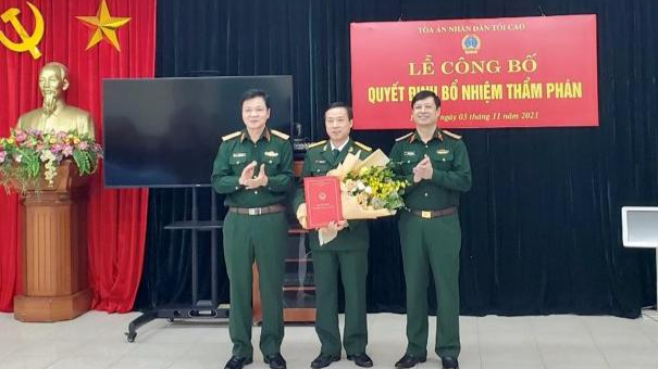 Thiếu tướng Dương Văn Thăng và Thiếu tướng Chu Văn Đoàn trao quyết định bổ nhiệm Thẩm phán Cao cấp và chúc mừng Thượng tá Phạm Minh Khôi, Chánh án Tòa án quân sự Thủ đô Hà Nội.