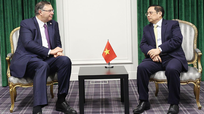 Thủ tướng Phạm Minh Chính gặp Tổng Giám đốc Tập đoàn dầu khí Total Patrick Pouyanne. 