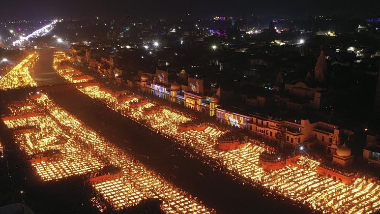 "Dòng sông" ánh sáng trên bờ sông Saryu ở Ayodhya, Ấn Độ ngày 3/11//2021. Ảnh: AP