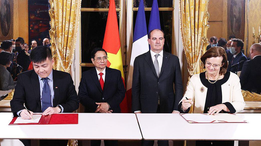 Dưới sự chứng kiến của Thủ tướng Chính phủ hai nước, ông Ngô Diên Hy, Phó TổngGiám đốc Tập đoàn VNPT và bà Pascale Sourisse, Phó Giám đốc Điều hành Cấp cao, Phát triển Quốc tế của Thales ký kết Biên bản ghi nhớ.
