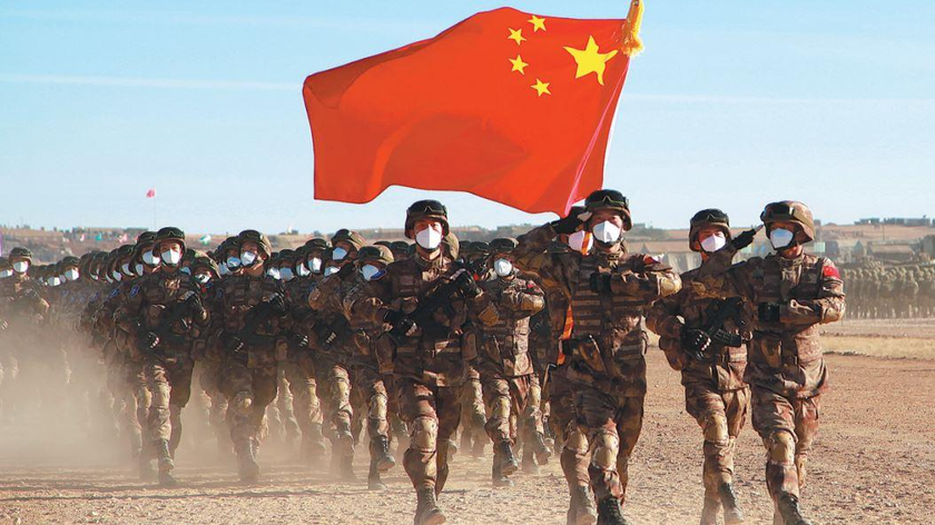 Quân đội Trung Quốc tham gia Sứ mệnh Hòa bình 2021, một cuộc tập trận quân sự chống khủng bố dành cho các quốc gia thành viên Tổ chức Hợp tác Thượng Hải, diễu hành tại một bãi tập ở Orenburg, Nga, hôm 1/11/2021. Ảnh: China News Service