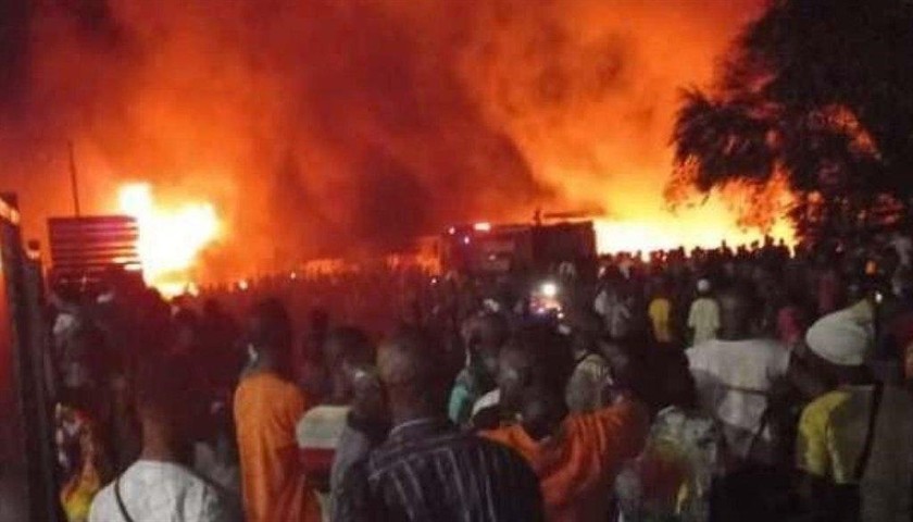  Vụ nổ xe chở nhiên liệu xảy ra vào sớm ngày 6/11/2021 ở thủ đô Freetown của Sierra Leone. Ảnh: News24 (từ mạng xã hội)