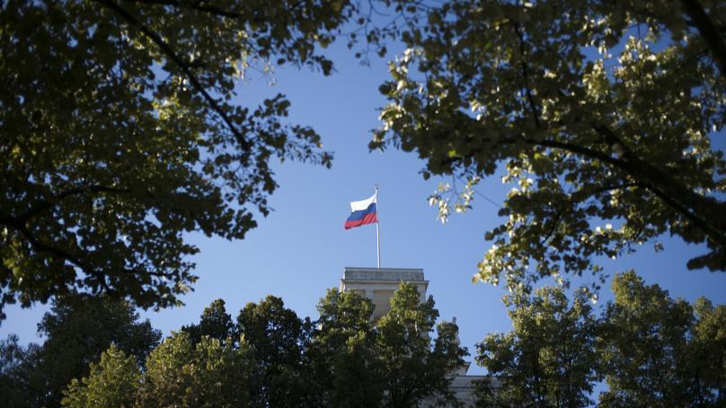 Cờ Nga trên nóc Đại sứ quán tại Berlin. Ảnh: AP