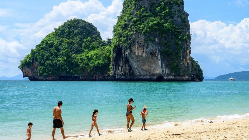 Khách du lịch tận hưởng bãi biển Phra Nang ở Krabi (Thái Lan) sau khi quốc gia này công bố mở cửa du lịch cho 63 quốc gia/vùng lãnh thổ. Ảnh: AFP