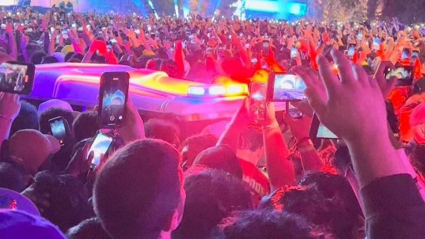 Xe cấp cứu được nhìn thấy trong đám đông khán giả của lễ hội âm nhạc Astroworld ở Houston, Texas, Hoa Kỳ. Nguồn ảnh: video trên mạng xã hội vào ngày 6/11/2021