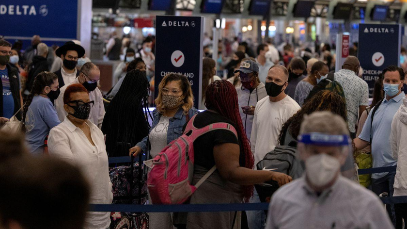 Hành khách tập trung tại Sân bay Quốc tế Hartsfield-Jackson Atlanta, ở Atlanta, Georgia, Hoa Kỳ, ngày 23/5/2021. Ảnh: Reuters