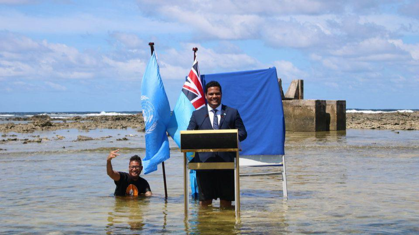 Bộ trưởng Bộ Tư pháp, Truyền thông và Đối ngoại Tuvalu Simon Kofe đưa ra tuyên bố tại COP26 khi đứng dưới đại dương ở Funafuti, Tuvalu ngày 5/11/2021. Ảnh: Reuters