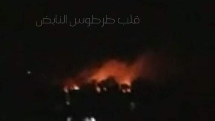Bức ảnh cho thấy ngọn lửa bốc lên từ hiện trường vụ tấn công được cho là nhằm vào mục tiêu chính là ở phía nam Tartus, giữa khu công nghiệp và Beit Shanta. Ảnh: Twitter