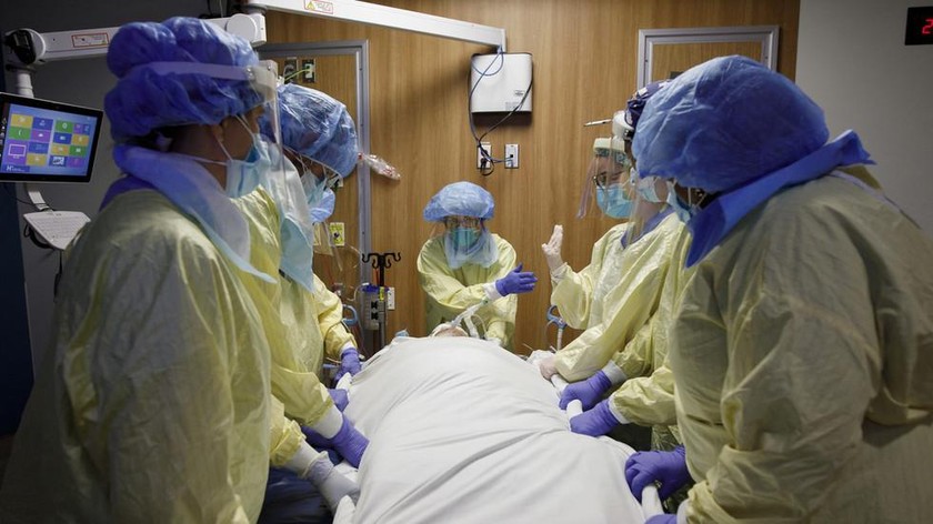 Hệ thống y tế ở nhiều nước bị quá tải bởi các ca nhập viện và tử vong do COVID-19. Ảnh: AFP